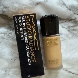 MAC studio radiance foundation:NC17